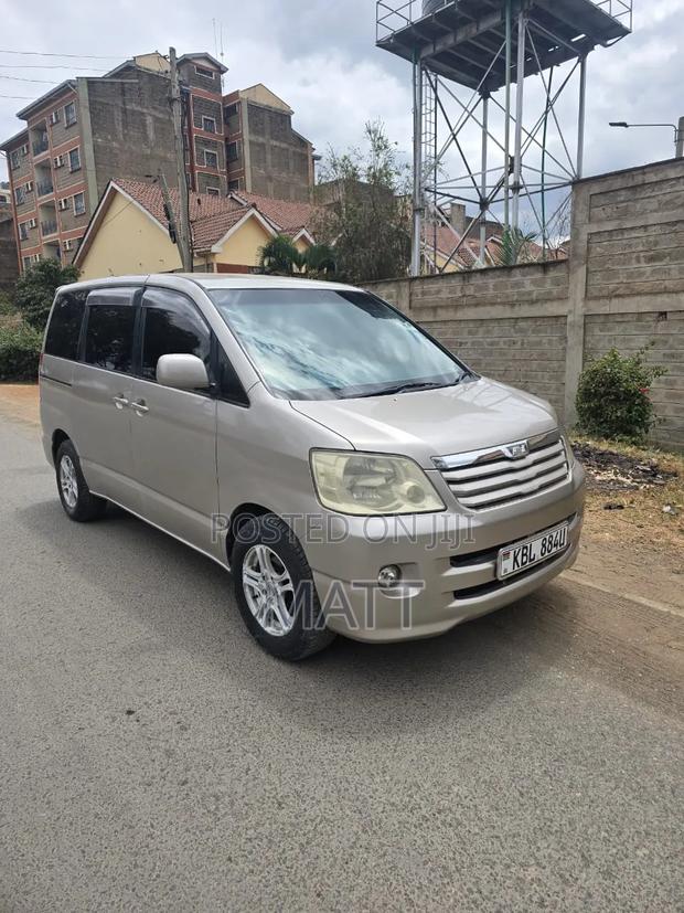 Toyota Noah 2007 Gold