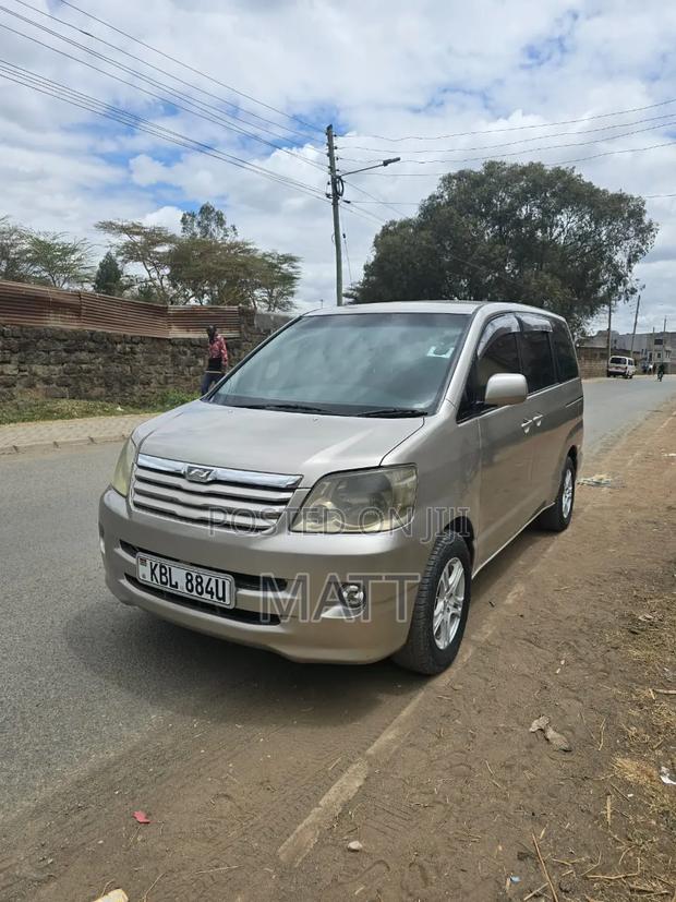 Toyota Noah 2007 Gold