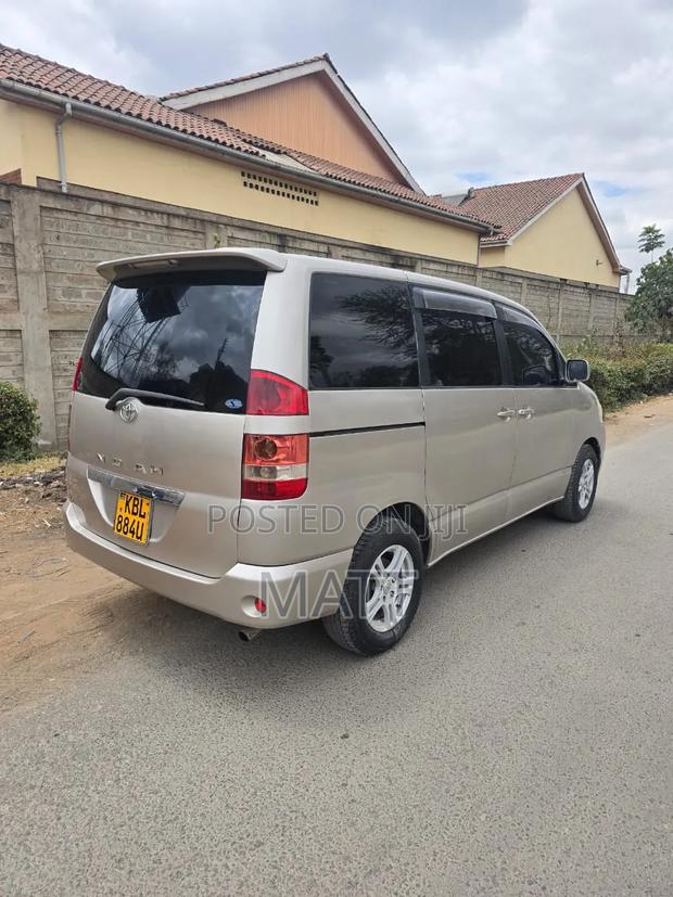 Toyota Noah 2007 Gold