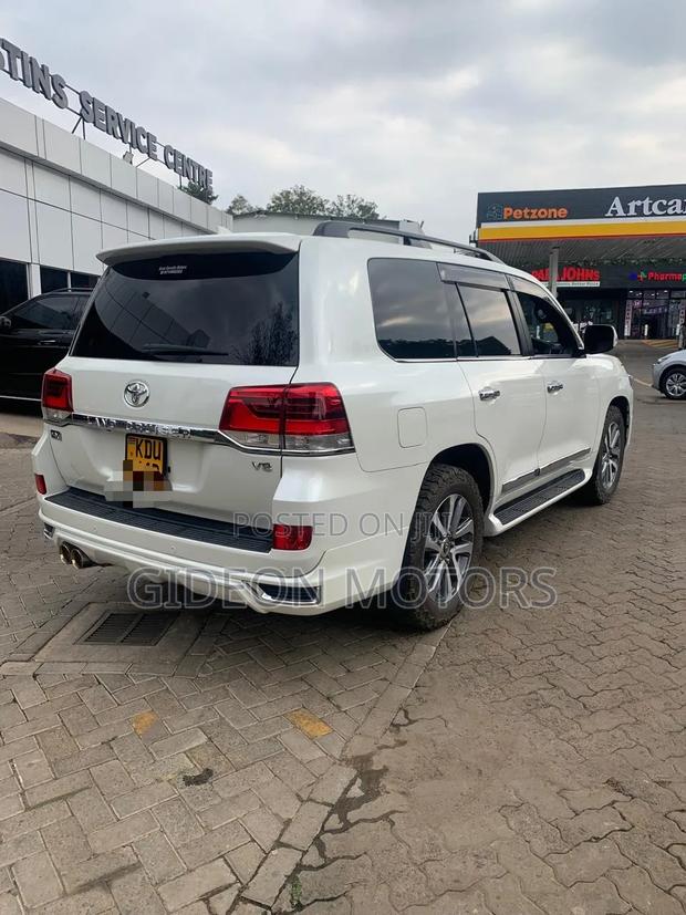 Toyota Land Cruiser 2018 White