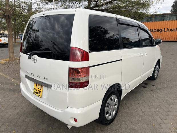 Toyota Noah 2006 Off white
