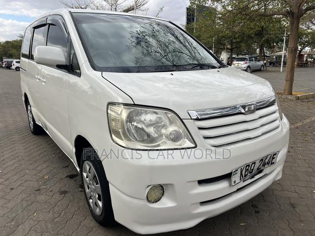 Toyota Noah 2006 Off white