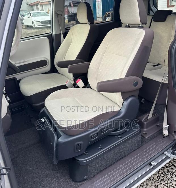 Toyota Sienta 2019 Silver