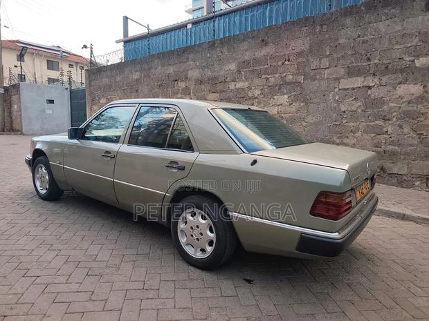 Mercedes-Benz W124 1993 Gold