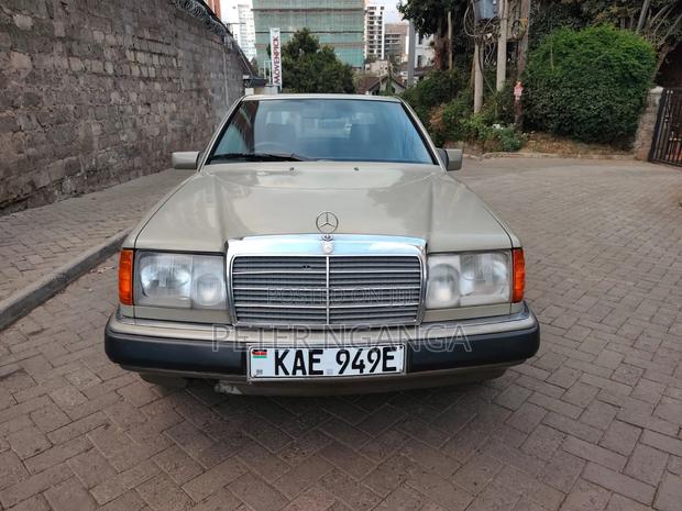Mercedes-Benz W124 1993 Gold