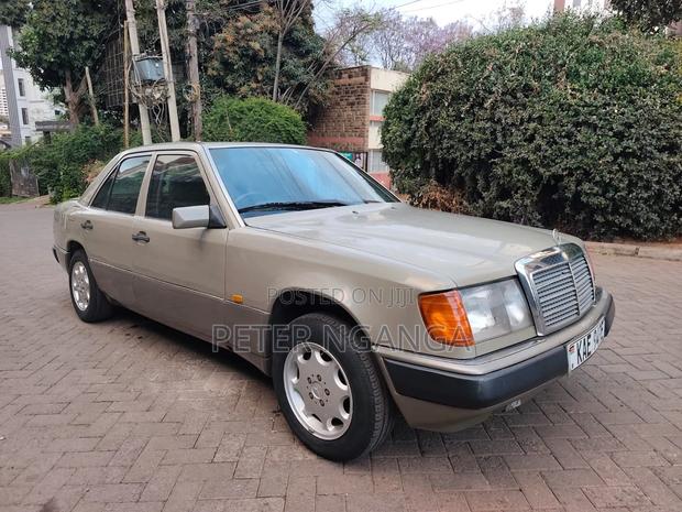 Mercedes-Benz W124 1993 Gold