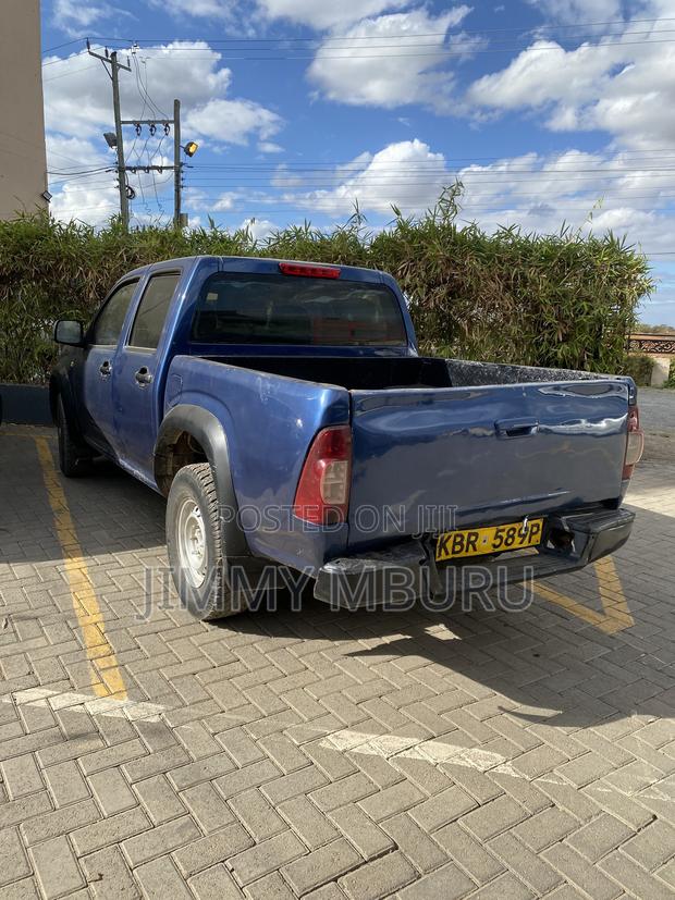 Isuzu D-MAX 2010 Blue