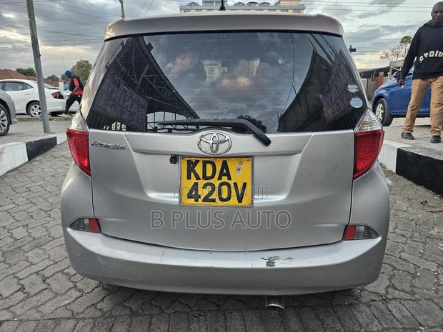Toyota Ractis 2014 Silver