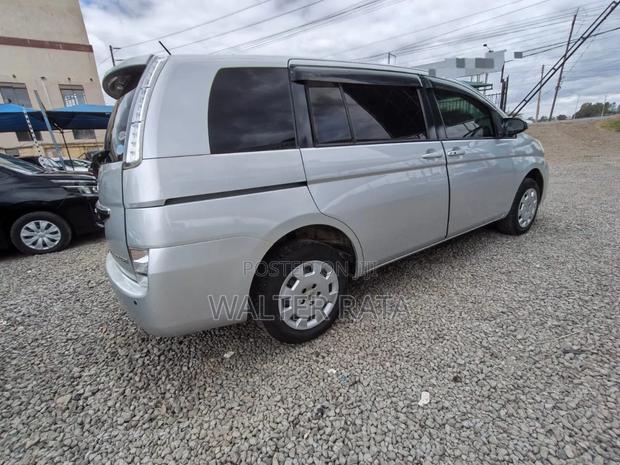 Toyota ISIS 2015 Silver