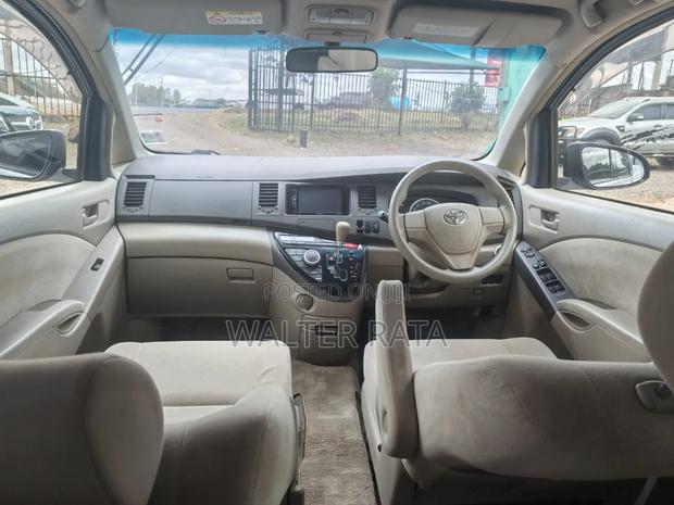 Toyota ISIS 2015 Silver