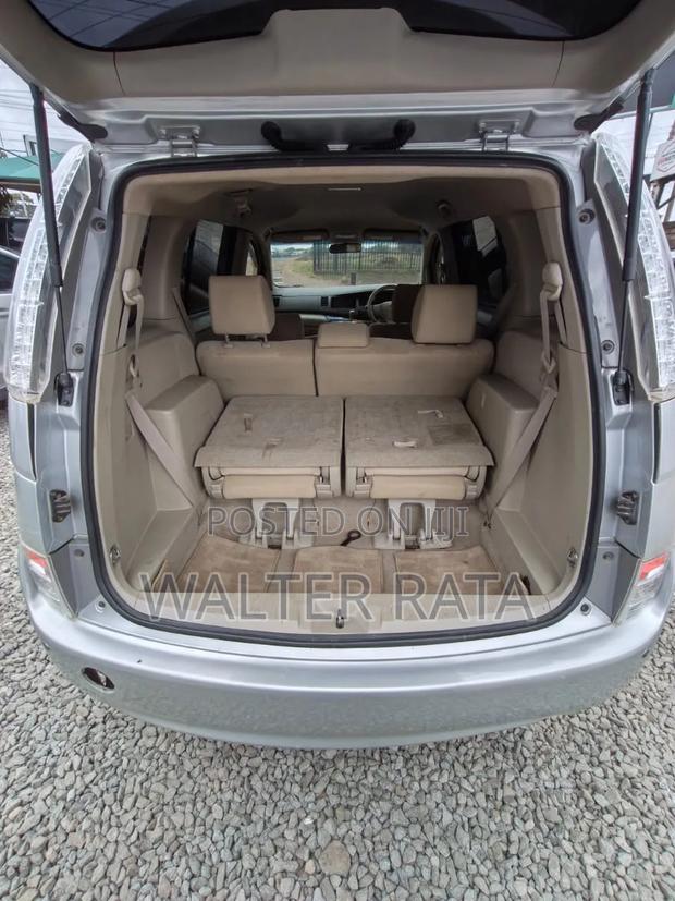 Toyota ISIS 2015 Silver