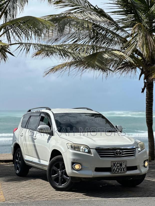 Toyota Vanguard 2013 White