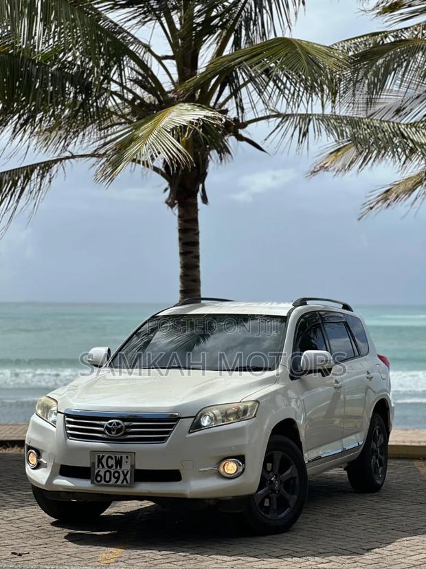 Toyota Vanguard 2013 White