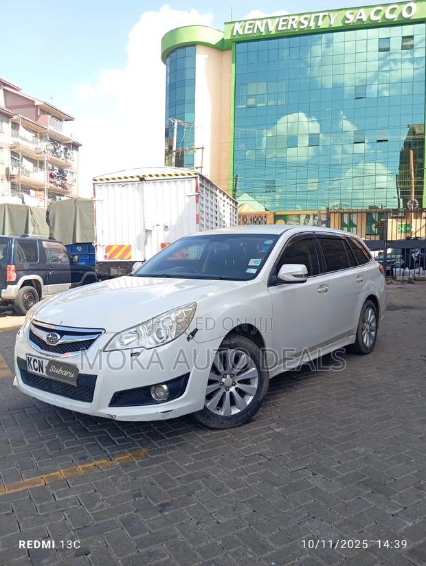 Subaru Legacy 2.5i Premium 2010 White