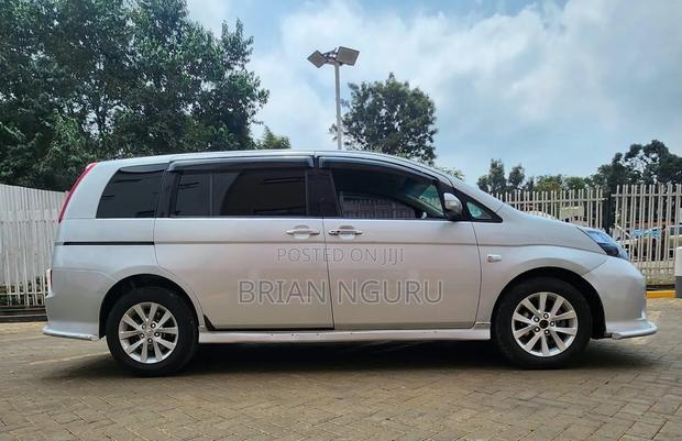 Toyota ISIS 1.8 L 2WD 2011 Silver