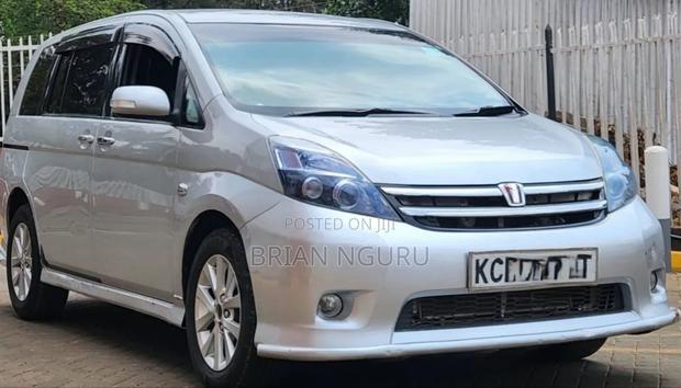 Toyota ISIS 1.8 L 2WD 2011 Silver