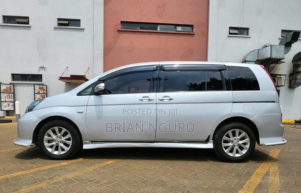 Toyota ISIS 1.8 L 2WD 2011 Silver