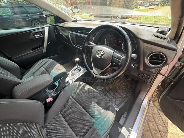 Toyota Auris 2012 Silver