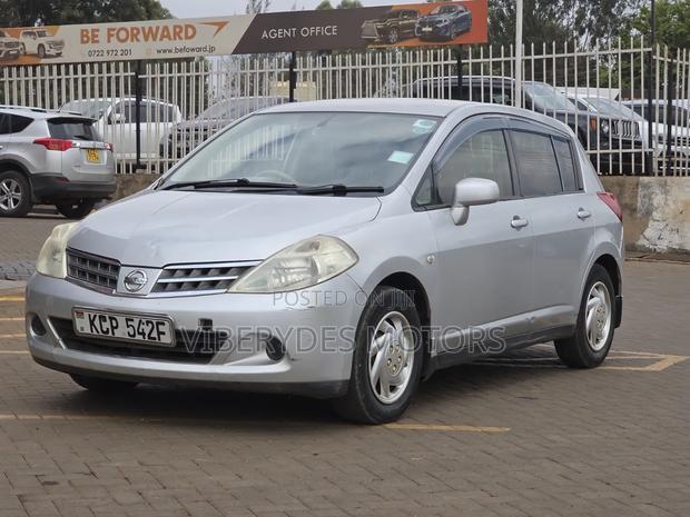 Nissan Tiida 2010 Silver
