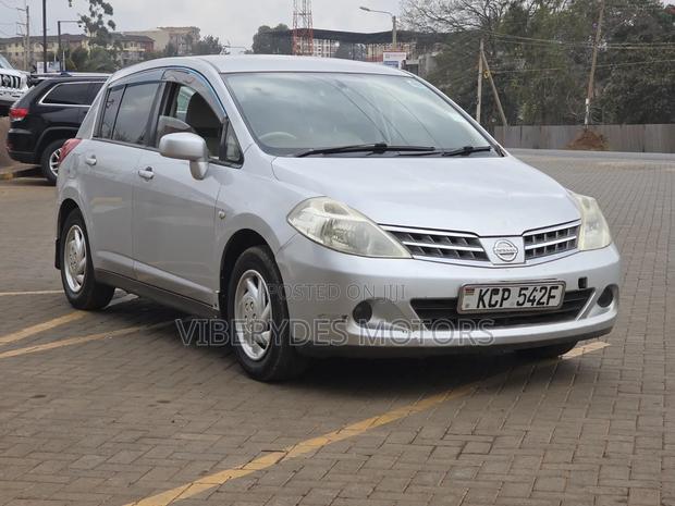 Nissan Tiida 2010 Silver