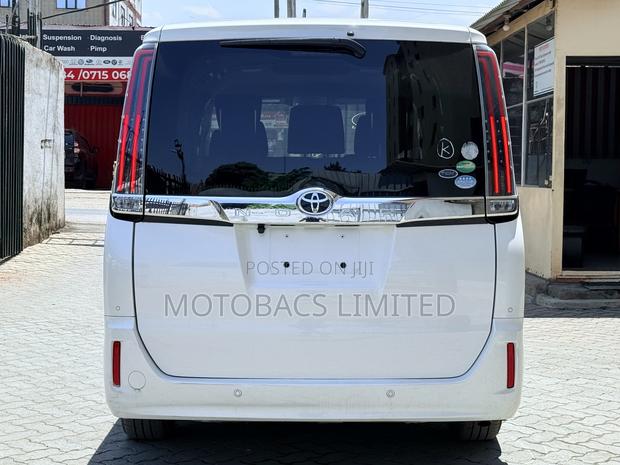 Toyota Noah 2.0 FWD (8 Seater) 2019 White