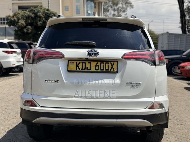 Toyota RAV4 LE AWD (2.5L 4cyl 6A) 2016 White