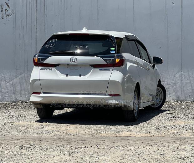 Honda Fit Shuttle 1.5 Hybrid 2WD 2020 Pearl