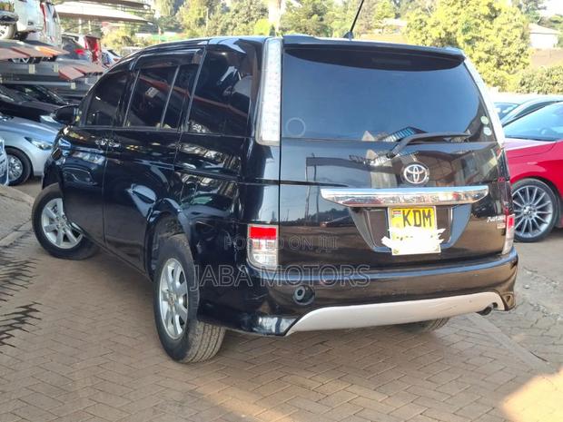 Toyota ISIS 2016 Black