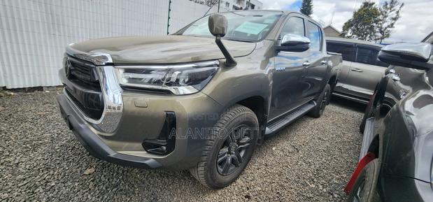 Toyota Hilux 2022 Gray