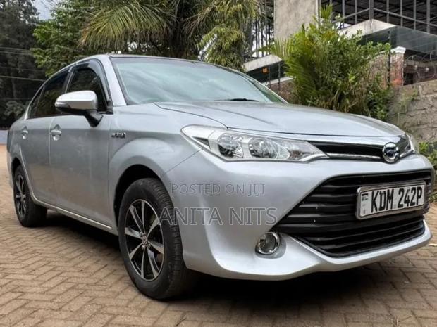 Toyota Axio 1.5 Hybrid 2WD 2015 Silver