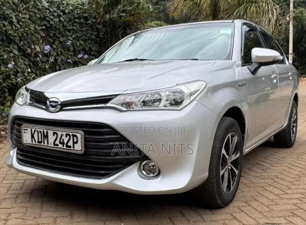 Toyota Axio 1.5 Hybrid 2WD 2015 Silver