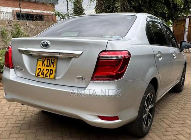 Toyota Axio 1.5 Hybrid 2WD 2015 Silver
