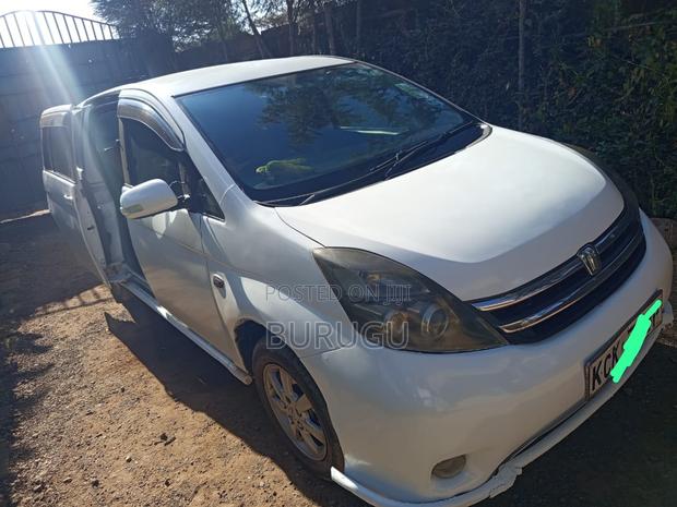 Toyota ISIS 2011 White