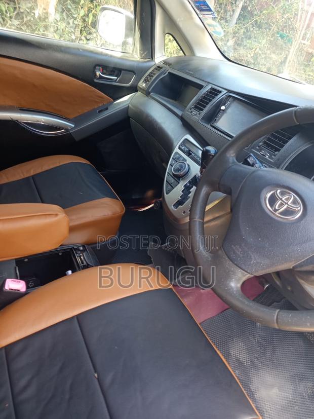 Toyota ISIS 2011 White