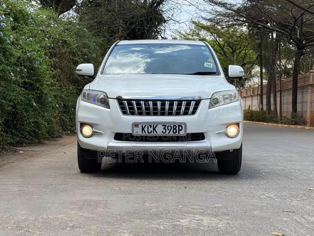 Toyota Vanguard 2010 White
