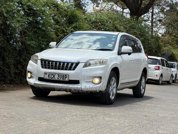 Toyota Vanguard 2010 White