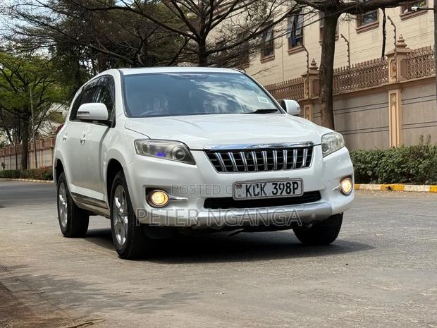 Toyota Vanguard 2010 White