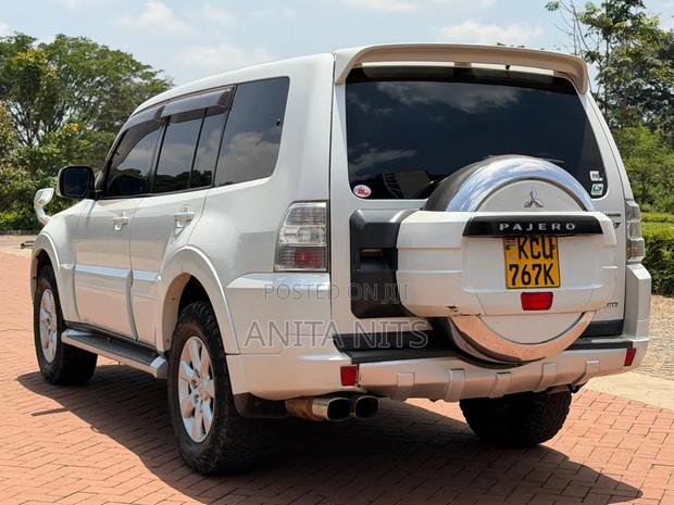 Mitsubishi Pajero 3.2 Di-Dc GLS 2012 White