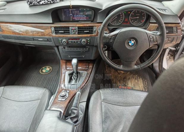 BMW 320i Sedan RWD 2011 Silver
