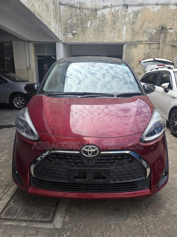 Toyota Sienta 2018 Maroon