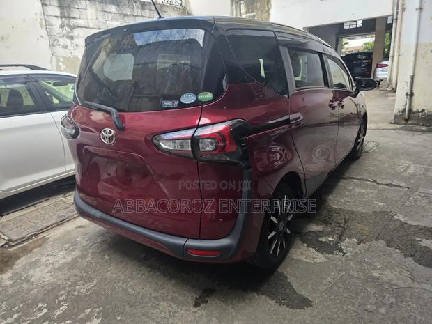 Toyota Sienta 2018 Maroon