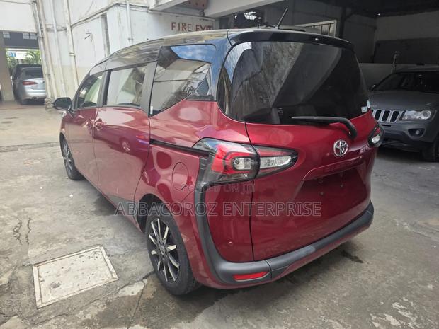 Toyota Sienta 2018 Maroon
