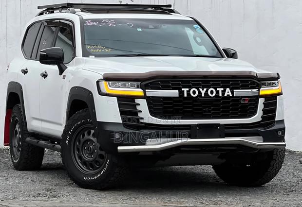 Toyota Land Cruiser LC300 2023 White