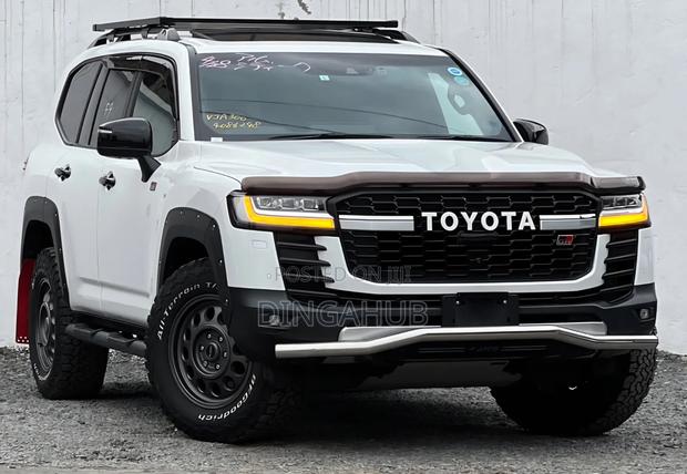 Toyota Land Cruiser LC300 2023 White
