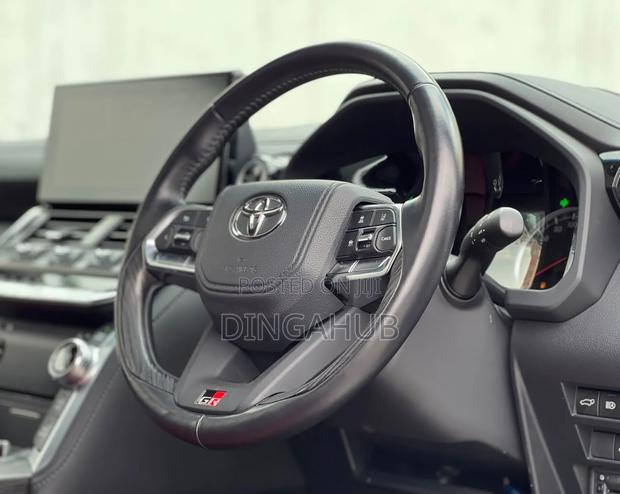 Toyota Land Cruiser LC300 2023 White