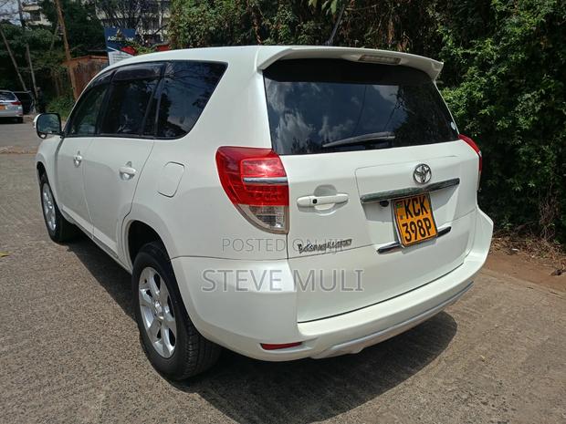 Toyota Vanguard 2010 White