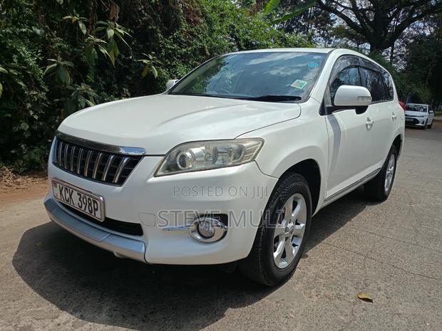 Toyota Vanguard 2010 White