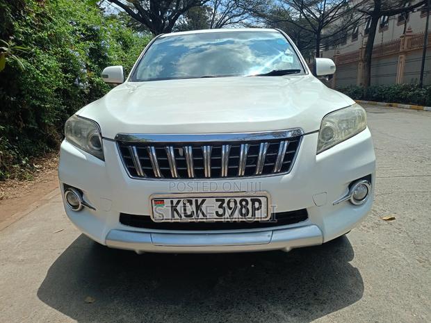 Toyota Vanguard 2010 White