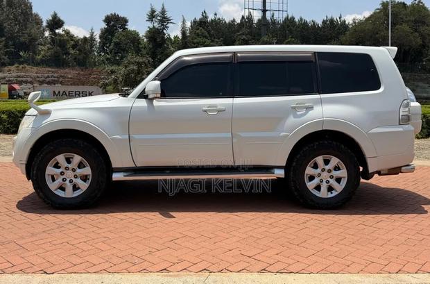 Mitsubishi Pajero 3.2 Di-Dc GLS 2012 White