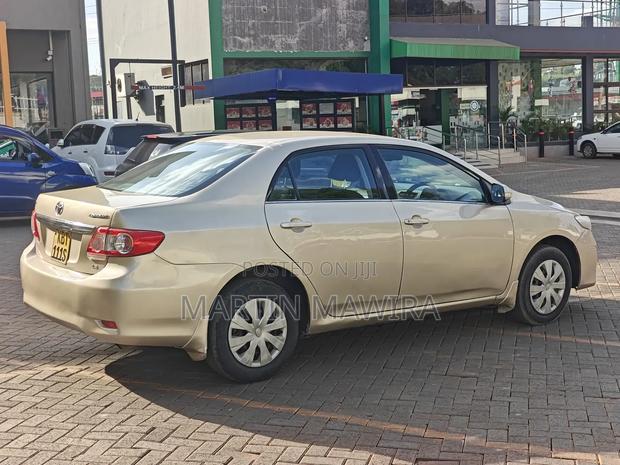 Toyota Corolla 2012 Gold
